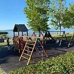 Bl Lakeside