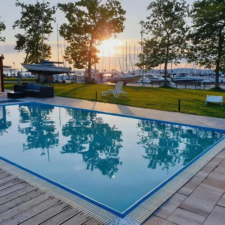 Bl Lakeside * בלטונללה