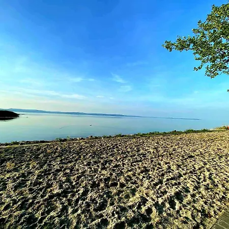 Bl Lakeside * בלטונללה