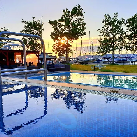 Bl Lakeside בלטונללה